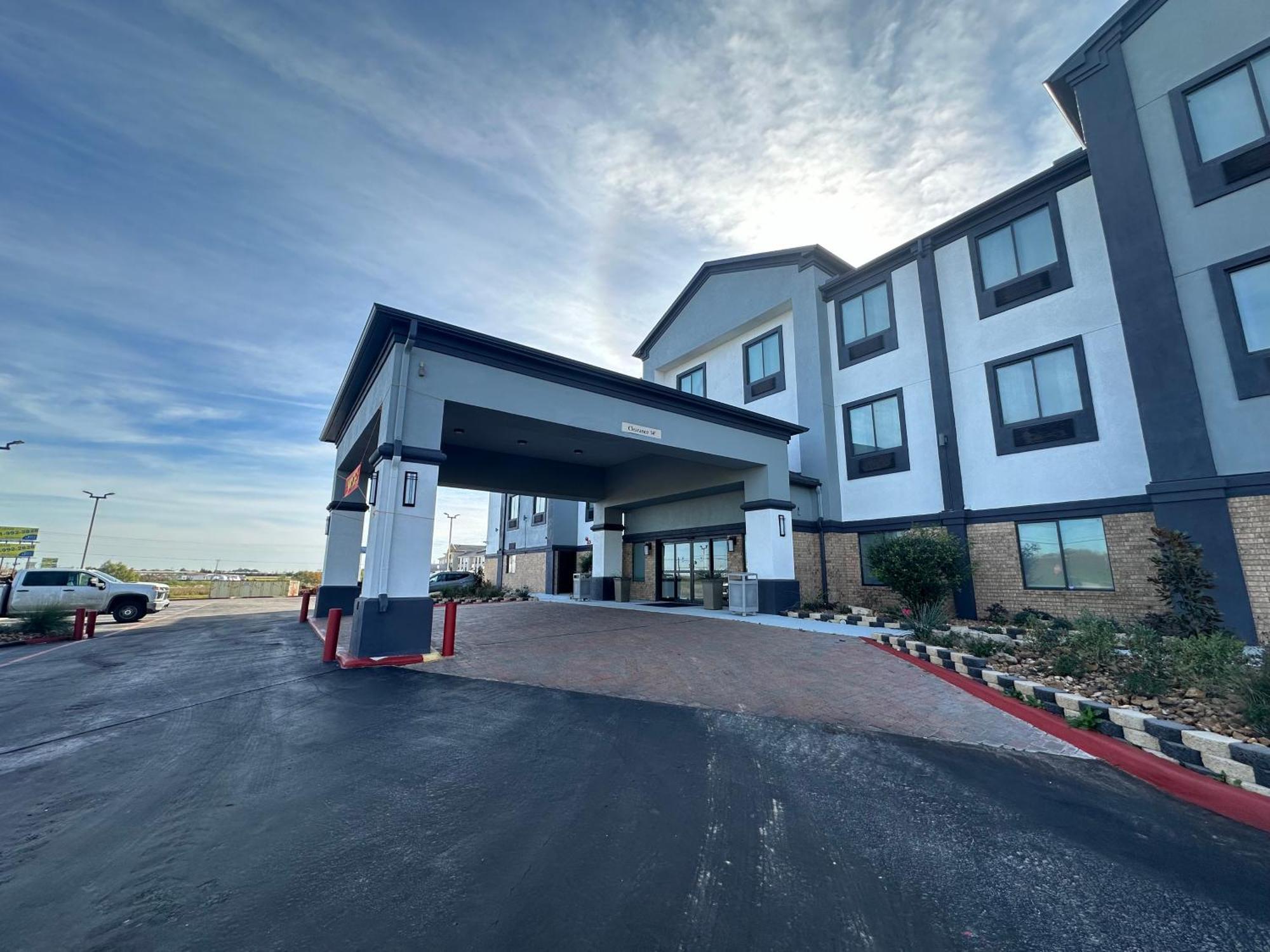 Best Western Plus Schulenburg Inn & Suites Exterior photo